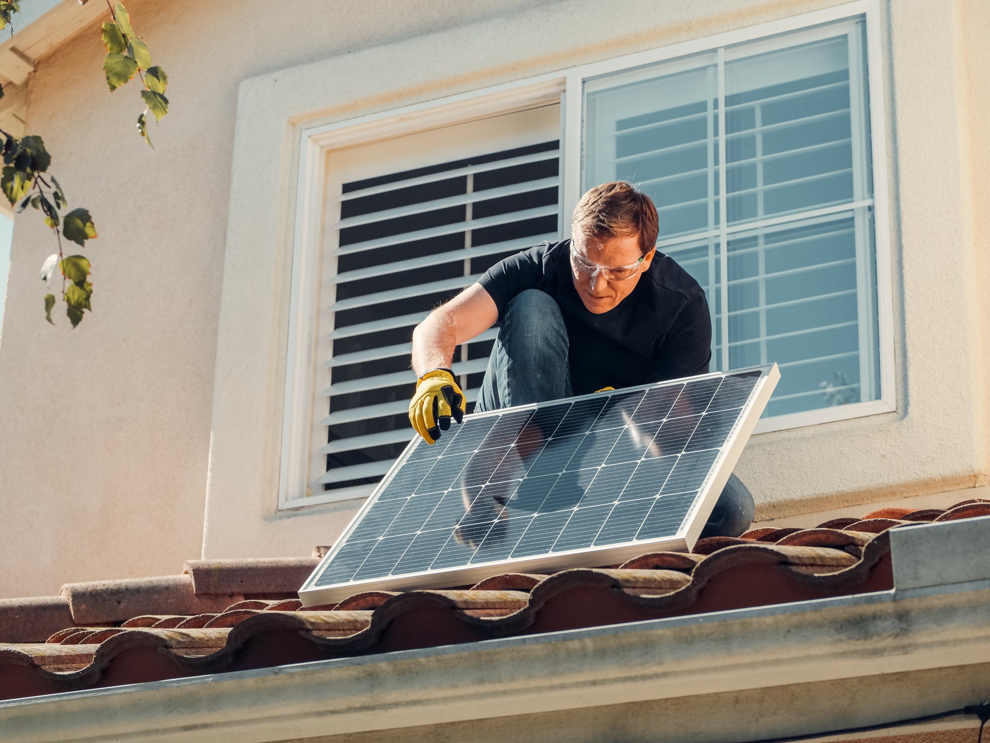 Energia z OZE znów na straty – w majówkę ograniczono moc instalacji fotowoltaicznych oraz farm wiatrowych.